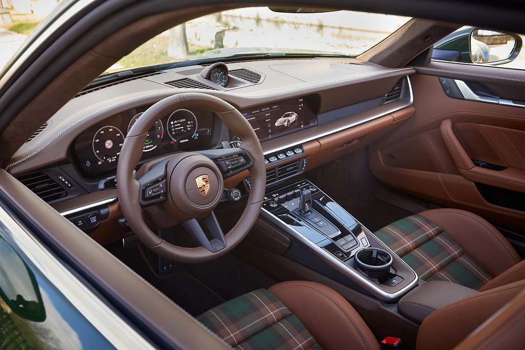 Por primera vez en un 911, hay un botón para el arranque, naturalmente a la izquierda del volante, y la instrumentación es totalmente digital.