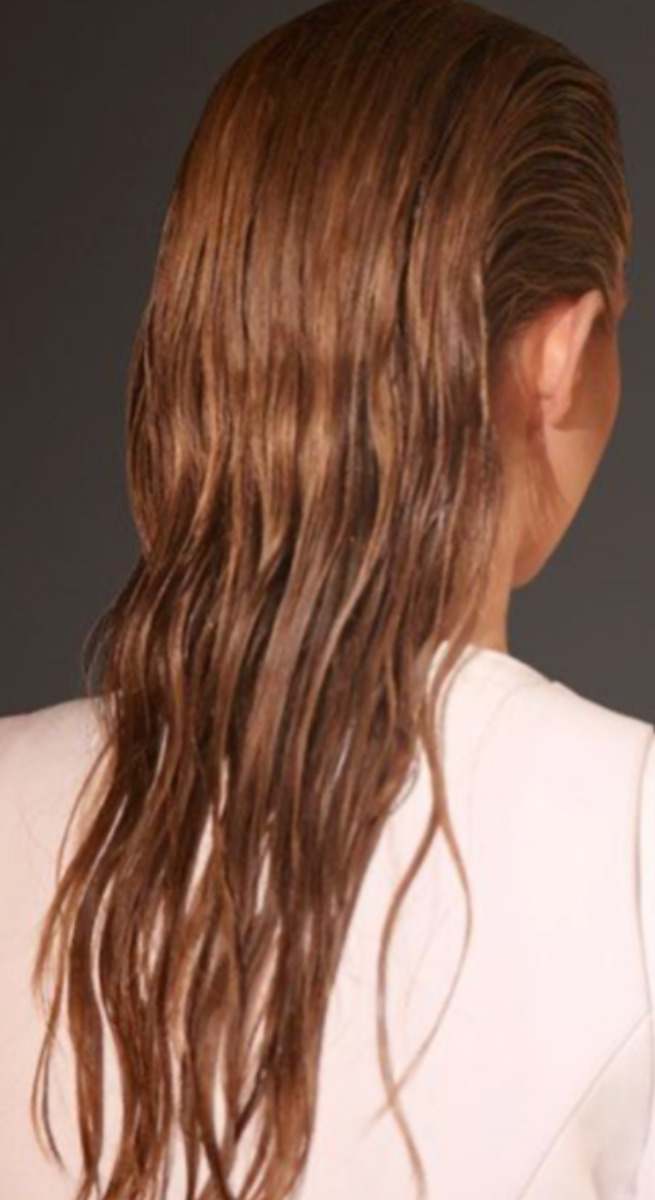 Wet look: el peinado pulido (y fresco) que arrasa este verano