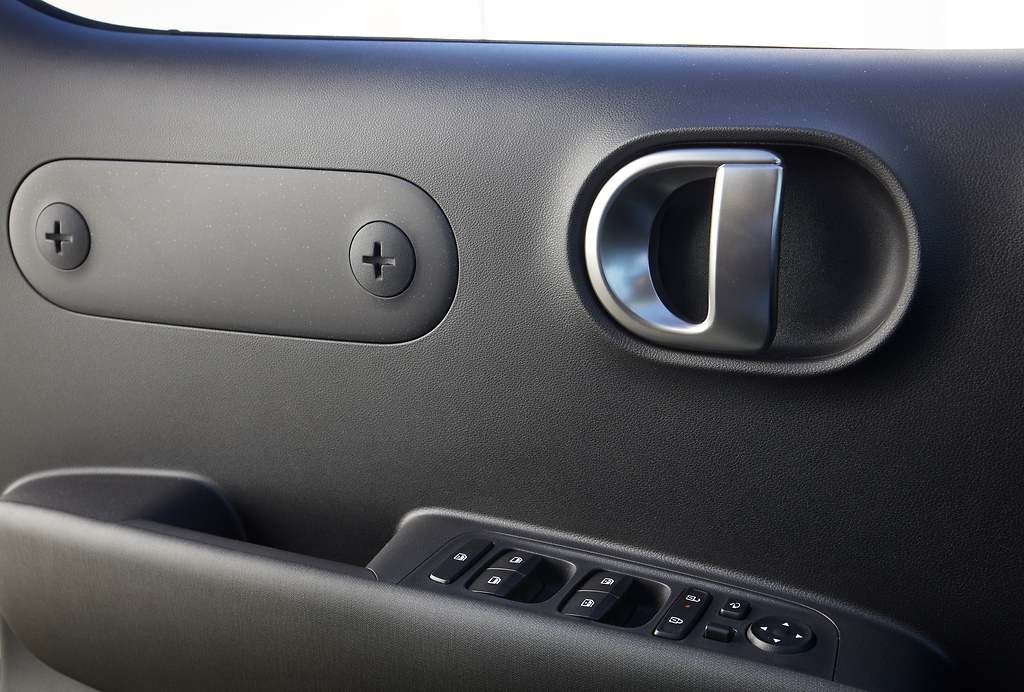 El interior cuenta con molduras de puertas superiores personalizables y manijas interiores con pintura metálica.