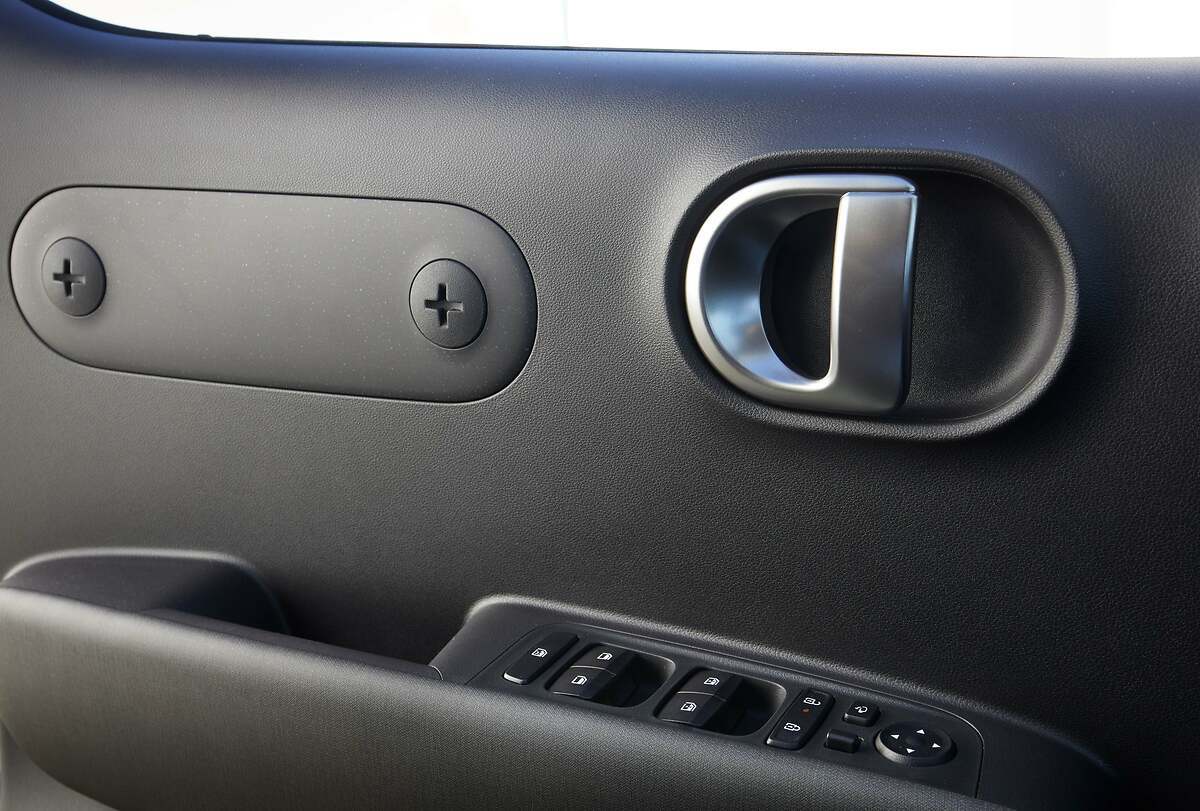 El interior cuenta con molduras de puertas superiores personalizables y manijas interiores con pintura metálica.