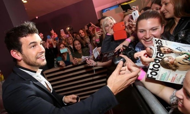 mario casas fans.jpg