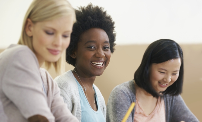 mujeres-jovenes-estudiando-millenials-665.jpg