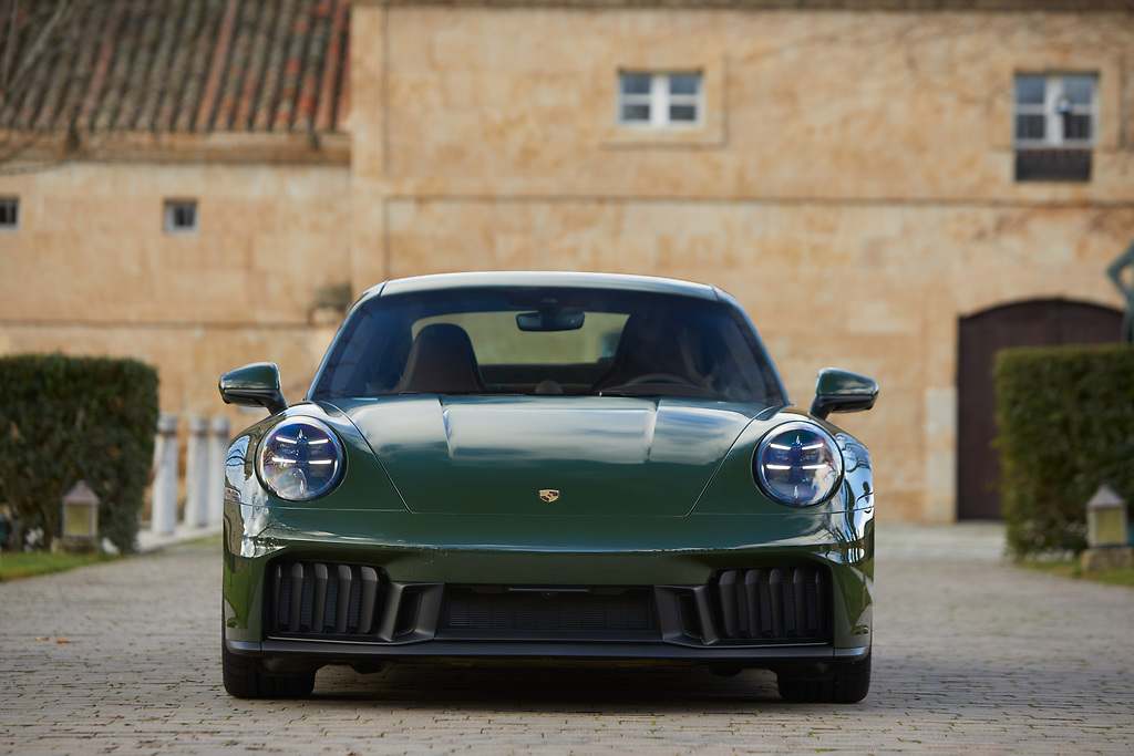 En sus entrañas: tecnología híbrida con motor bóxer de 6 cilindros con 541 CV de potencia.