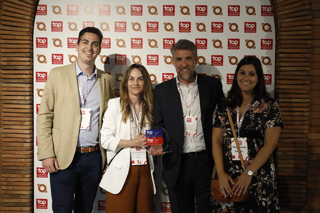 Alberto Serrano, Noelia Pagadizábal, Ángel Javier Vicente y Paula Jiménez, representantes de Cofares