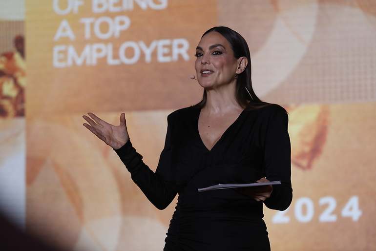 Mónica Carillo dando un discurso