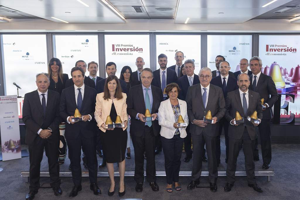 Foto de grupo con los premiados.
