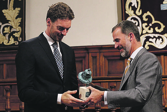 Con Pau Gasol, por difundir la imagen de España
