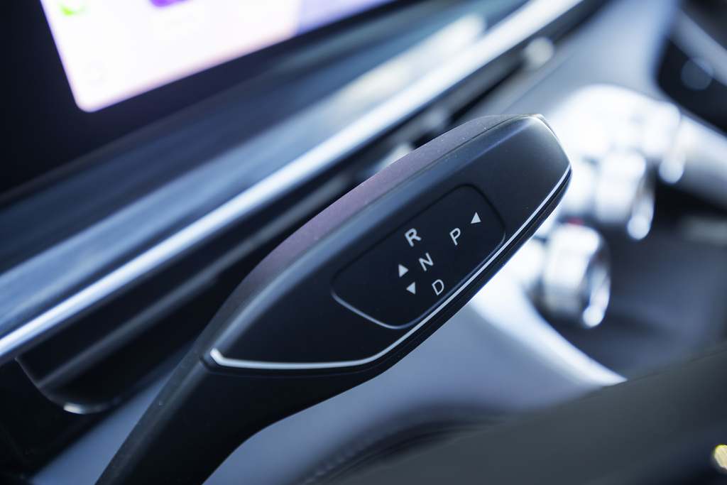 Nuevo Omoda 9 híbrido enchufable. Selector de marchas, en el volante
