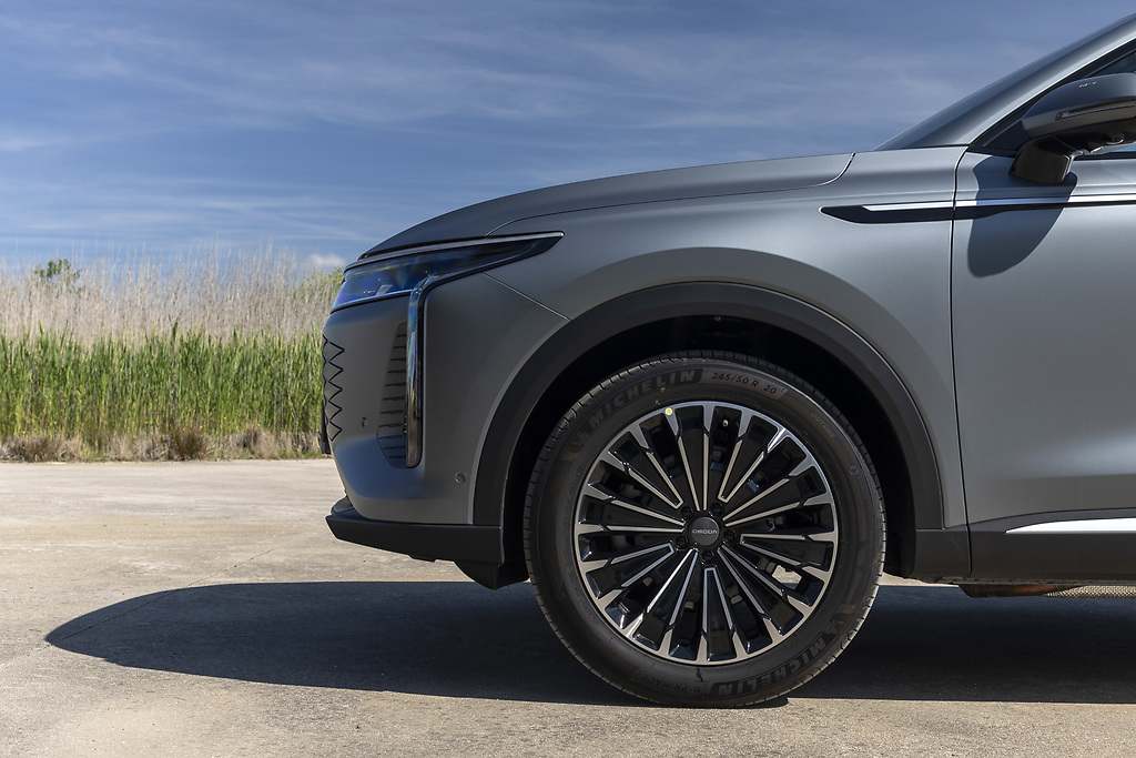 Nuevo Omoda 9 híbrido enchufable. Llantas de aleación de 20 pulgadas con neumáticos Michelin e-Primacy