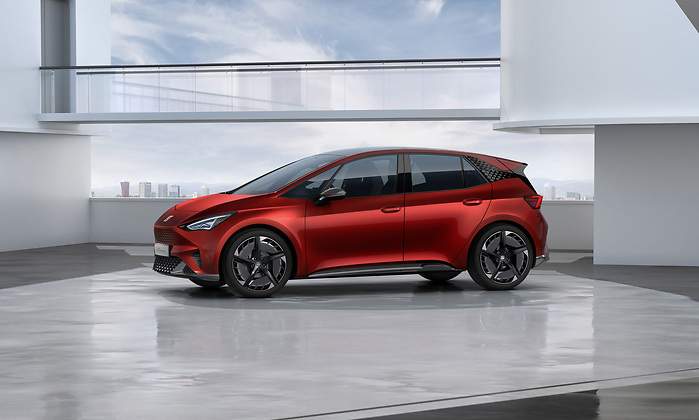 SEAT-el-Born-plugged-into-electric-mobility_04_HQ.jpg
