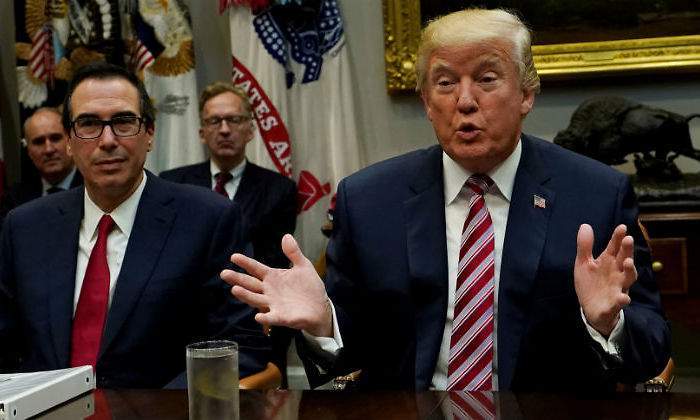 Steven Mnuchin secretario del Tesoro de EEUU junto a Donald Tump