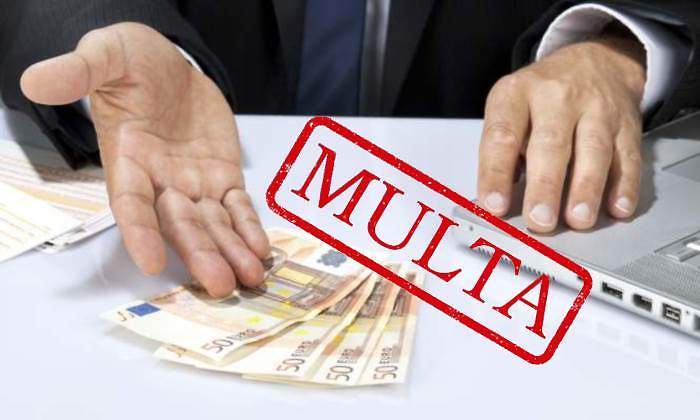multa-billetes-mano-portatil.jpg