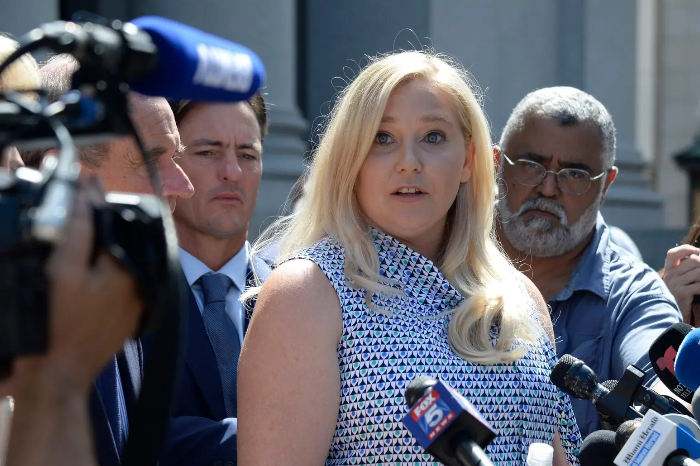 Virginia Giuffre a las puertas del Tribunal Federal de Distrito en Manhattan después del suicidio de Epstein en la cárcel, en agosto de 2019. Los cargos en su contra fueron posteriormente desestimados debido a su muerte.