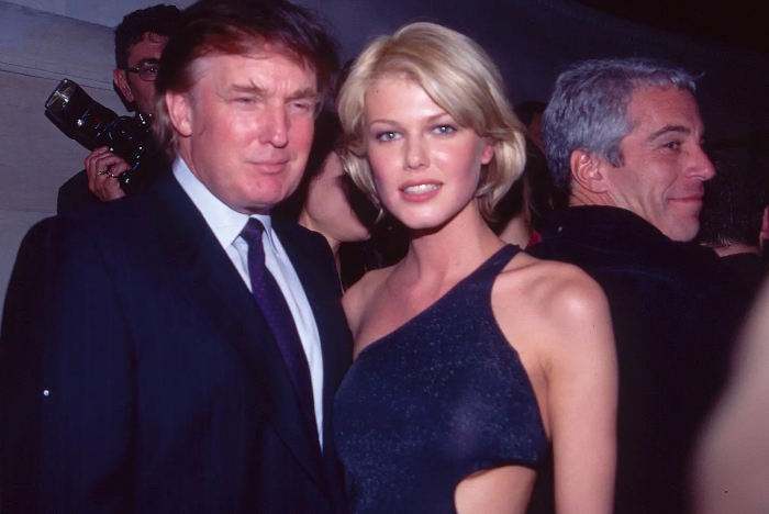 Epstein, de espalda y de perfil, cerca de Trump y la modelo Ingrid Seynhaeve en una fiesta de Victoria's Secret en 1997