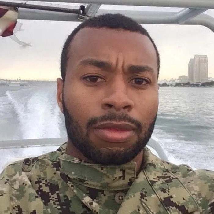 El piloto de helicóptero Sean Johnson con su uniforme militar mientras viaja en un bote en una imagen compartida en abril de 2021.