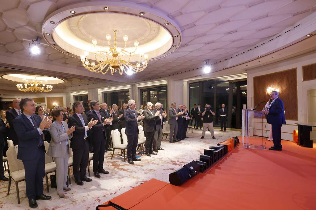César Alierta, premio José Echegaray, ovacionado en el momento en el que recibió el galardón