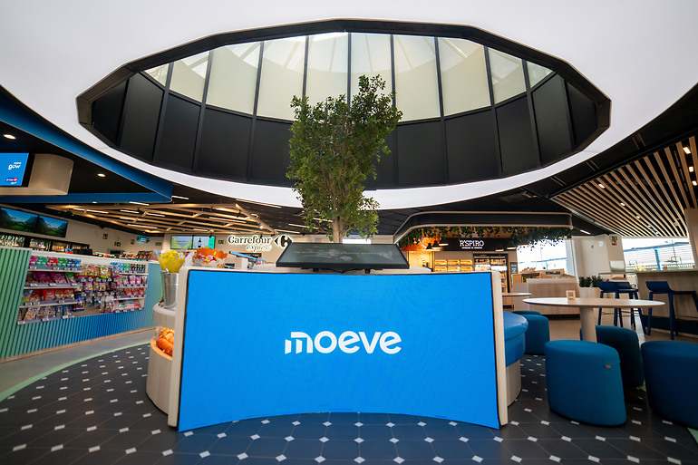 Interior de una estación de servicio de Moeve.