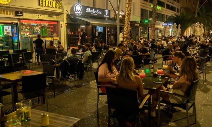 coronavirus-terraza-noche-canarias-efe.jpg