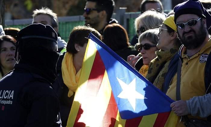 estelada-policia-acto-efe.jpg
