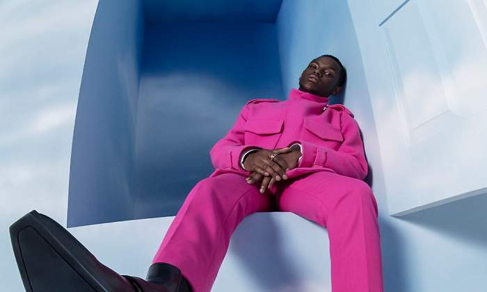 traje-fucsia-louis-vuitton-1.jpg
