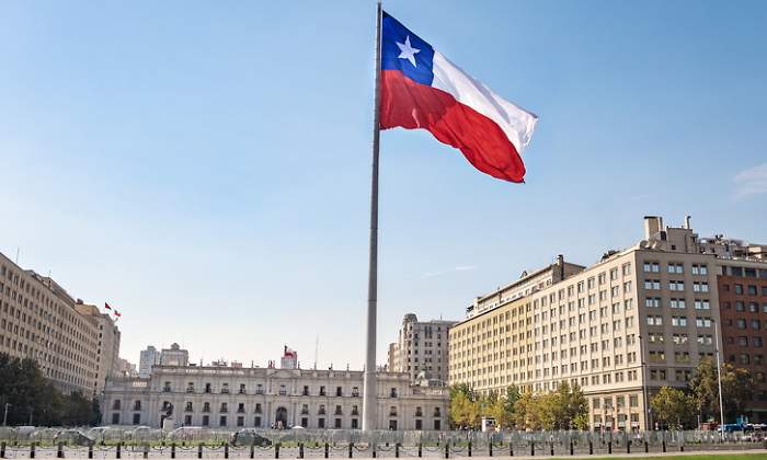 La bandera de Chile ondea delante del Palacio de la Moneda