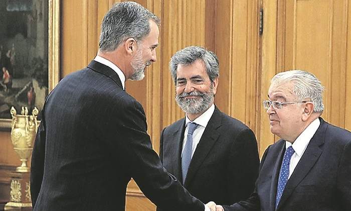 Imagen-EuropaPress_2579119_rey_felipe_vi_1i_da_mano_presidente_tribunal_constitucional_juan_jose.jpg