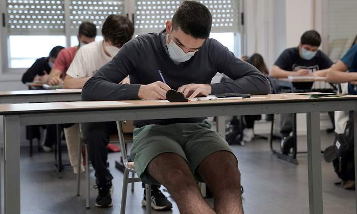 coronavirus-estudiantes-clase-reuters.jpg