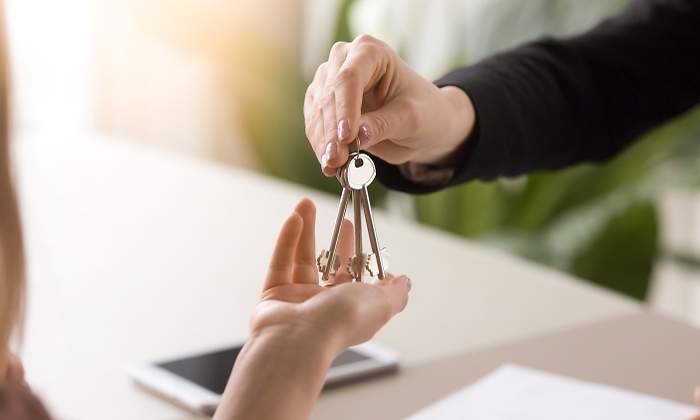 Entrega de llaves de una vivienda