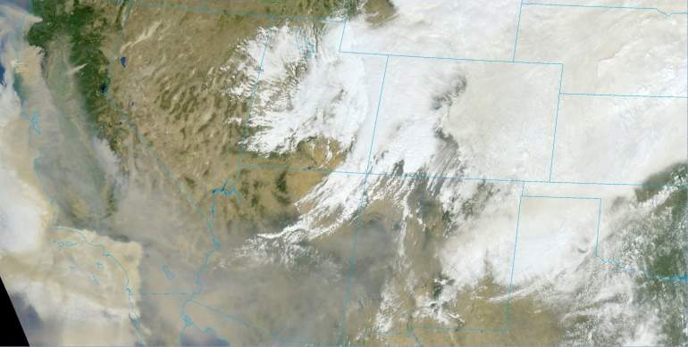 El humo de uno de los incendios visto desde un satélite