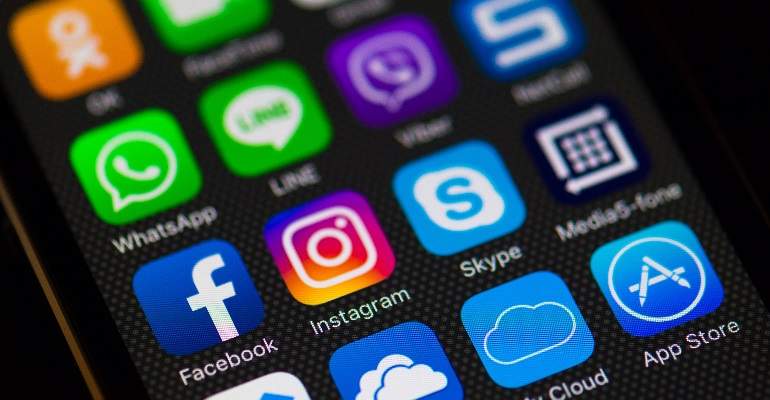 redes-sociales-movil-dreamtime-770x420.jpg