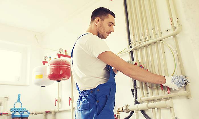 Fontanero-trabajando-Istock.jpg