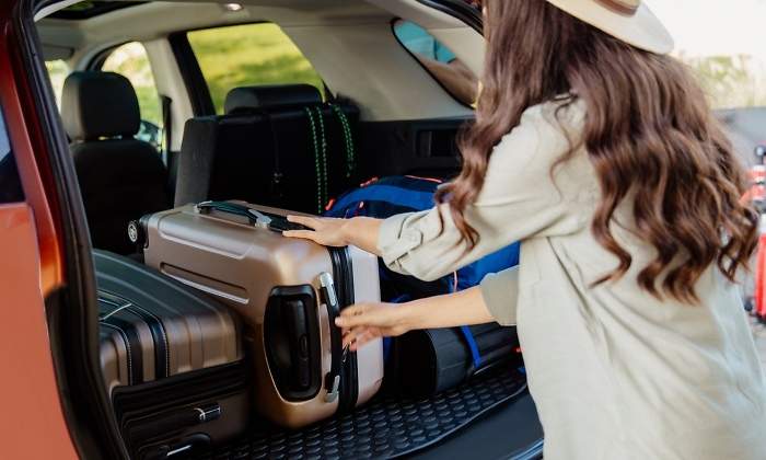 maletero-coche-equipaje-vacaciones-iStock-1297393120.jpg