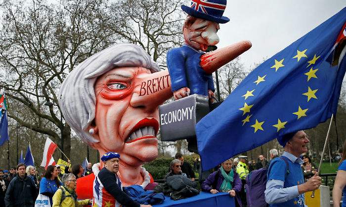 brexit-may-munecos-reuters.jpg