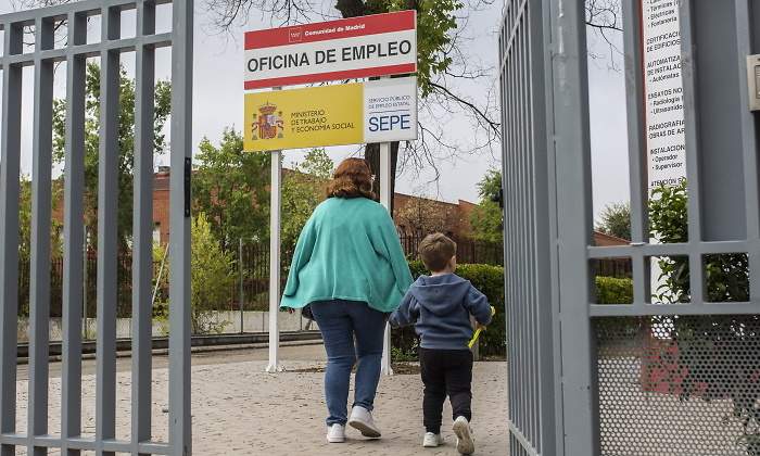 mujer-hijo-espaldas-sepe-ep.jpg