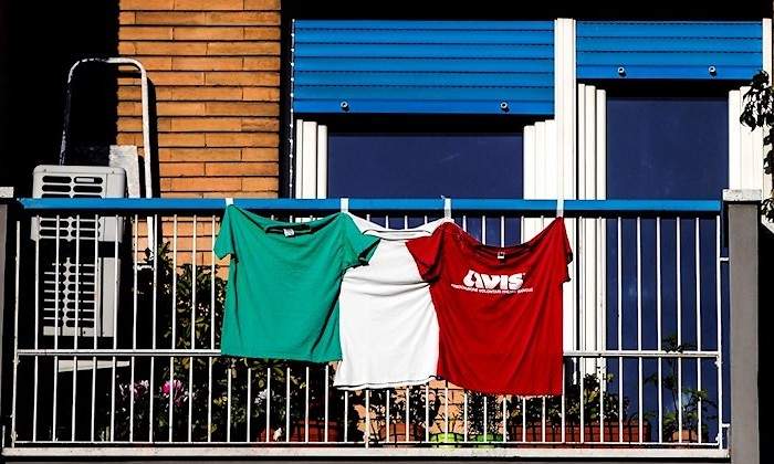 italia-camisetas-balcon-efe.jpg
