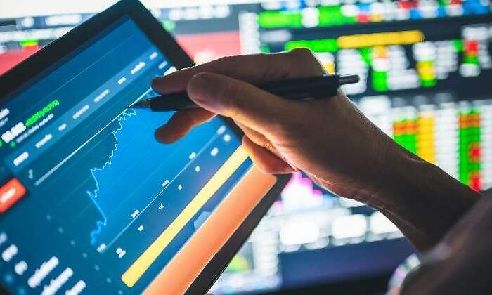 grafico-bolsa-hombre-senala-istock.jpg