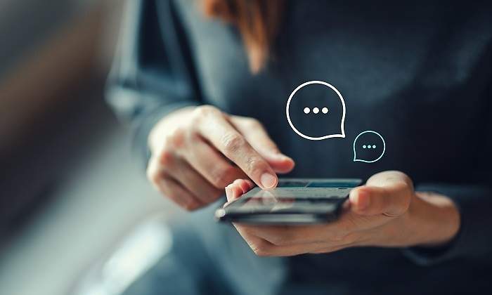 Una-persona-utilizando-su-telefono-para-chatear-iStock.jpg