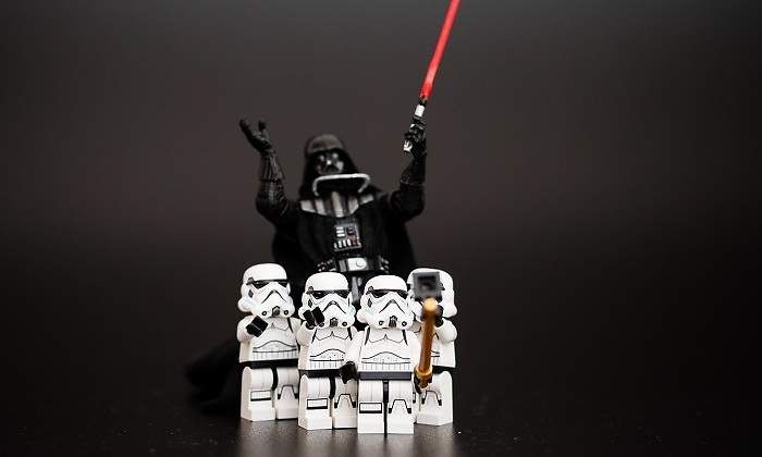 Figuras-de-LEGO-de-Star-Wars-haciendose-una-foto-iStock.jpg
