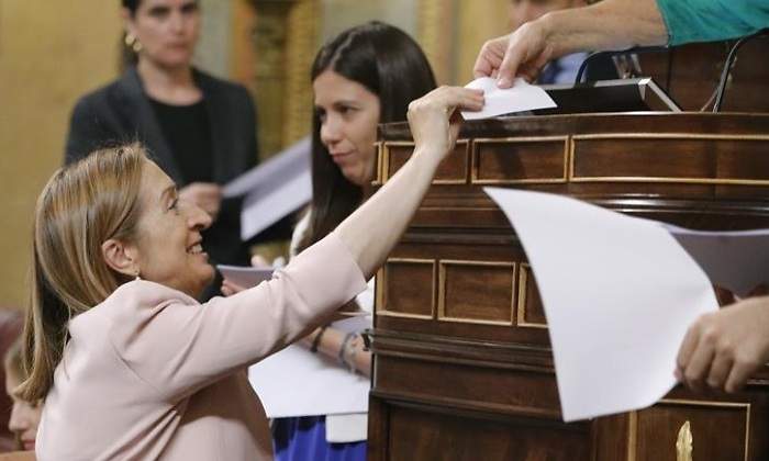 ana-pastor-vota-congreso-efe.jpg