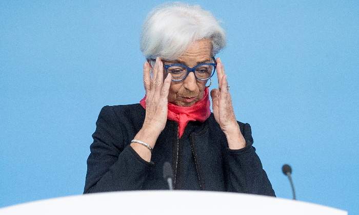 christine-lagarde-presidenta-bce-atril-colocandose-gafas-16diciembre2021-reuters-770x420.jpg