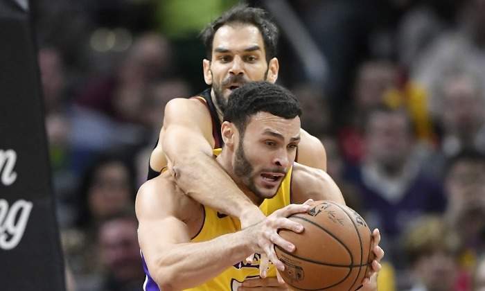 Calderon-robo-Lakers-2017-Reuters.jpg