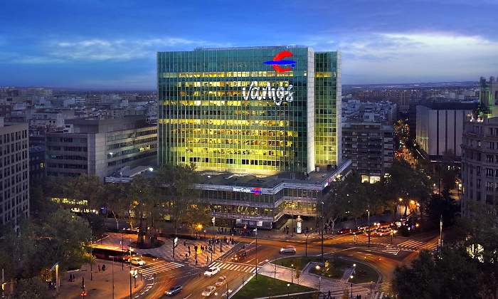 Imagen nocturna de la sede de Ibercaja en Zaragoza