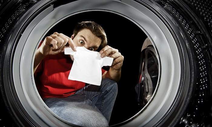 Un-hombre-cogiendo-una-camiseta-muy-pequena-de-la-lavadora-iStock.jpg