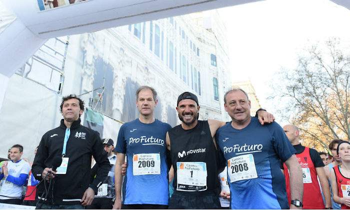Abel-Anton2c-Chema-Martinez-y-Fermin-Cacho-en-la-salida-de-la-Carrera-ProFuturo-20181111111111111111.jpg