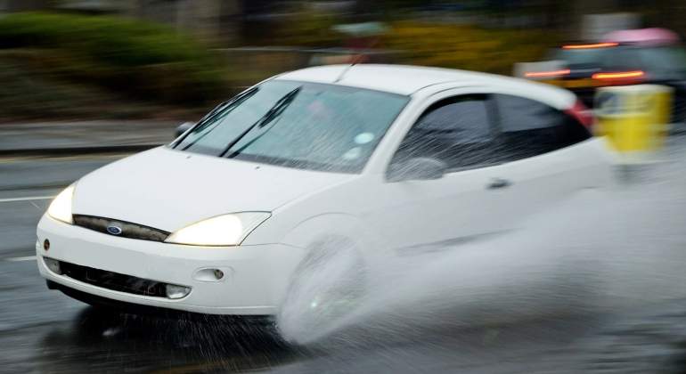 Hay que llevar las luces encendidas con lluvia, inclusive el antiniebla.