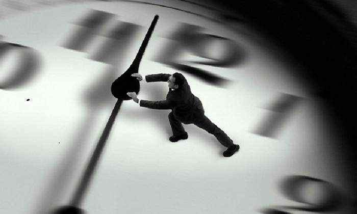 770-x-420-Hombre-retrasando-las-manecillas-del-reloj-Istock.jpg