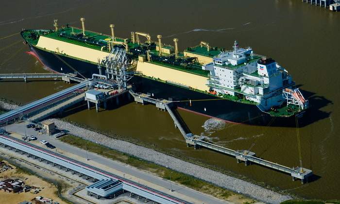 buque-gas-natural-bloomberg.jpg
