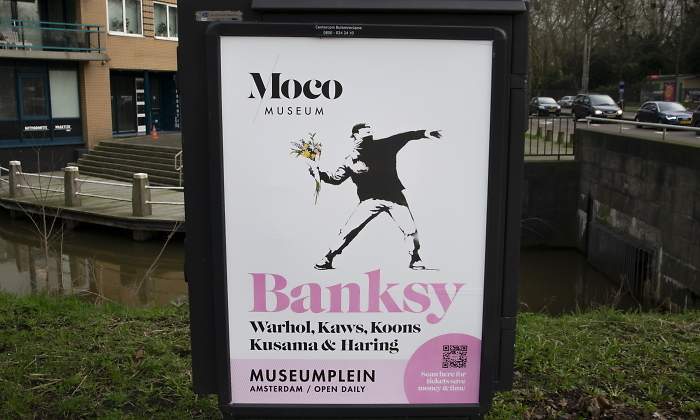 bansky-lanzador-flores-cartel-amsterdam-dreamstime.jpg