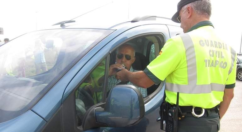 Conductor soplando en un control de la Guardia Civil.