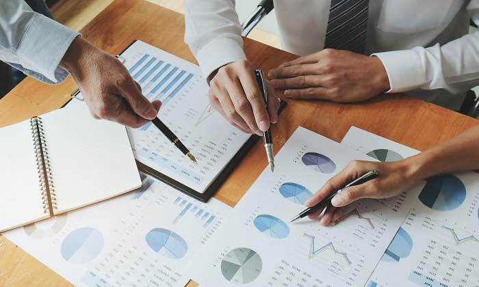 graficos-empresas-manos-dreamstime.jpg